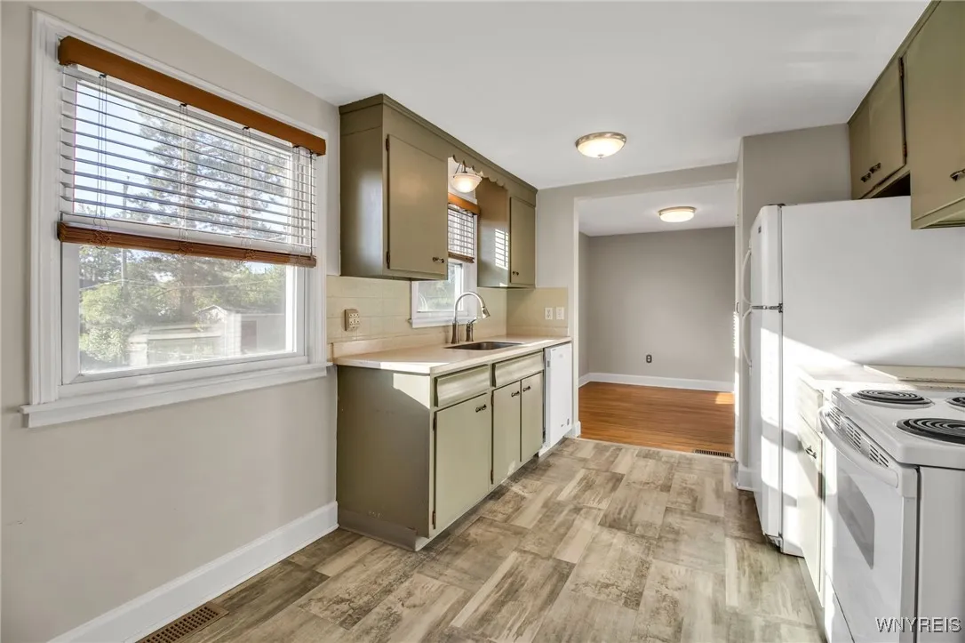 2349 Kensington Avenue, Amherst, New York 14226, Amherst, New York 14226, 3 Bedrooms Bedrooms, 6 Rooms Rooms,1 BathroomBathrooms,Residential,For Sale,2349 Kensington Avenue, Amherst, New York 14226,0,B1643819