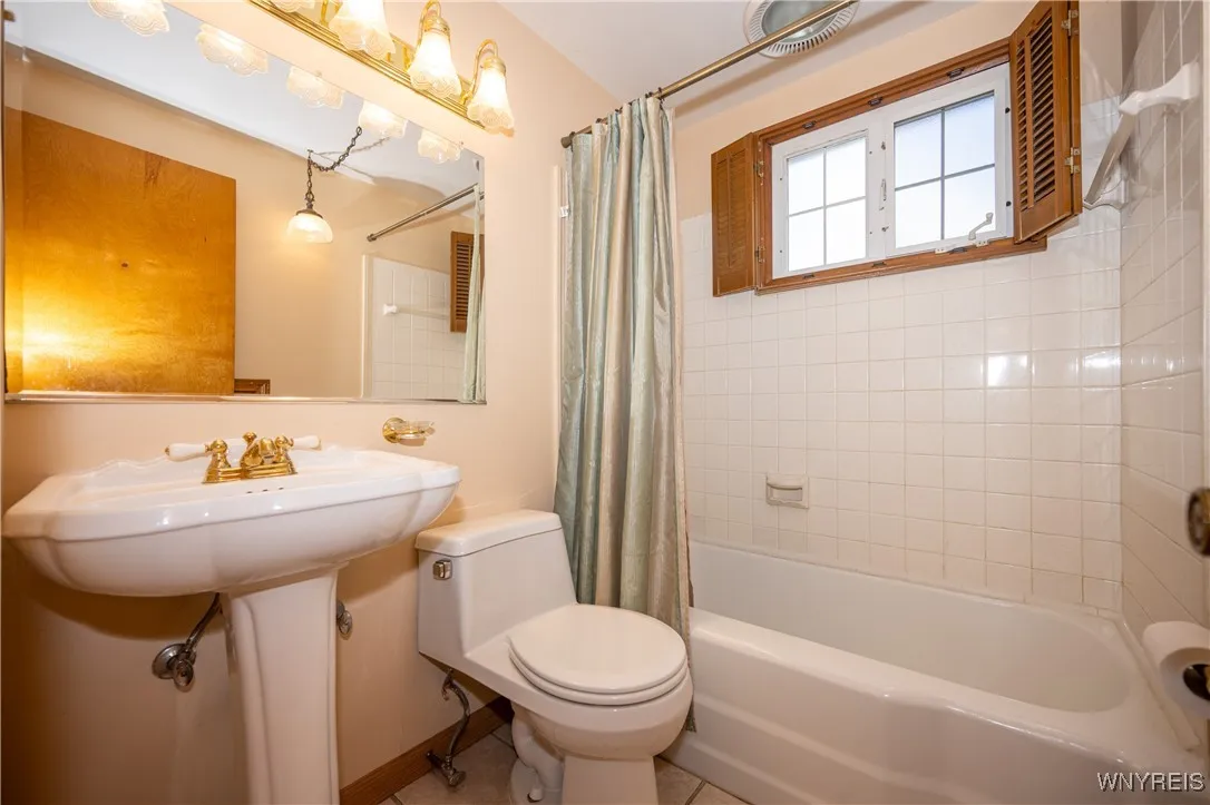 25 North Covington Drive, West Seneca, New York 14, West Seneca, New York 14220, 3 Bedrooms Bedrooms, 9 Rooms Rooms,1 BathroomBathrooms,Residential,For Sale,25 North Covington Drive, West Seneca, New York 14,0,B1643639