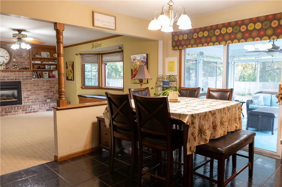 eating area w/sliders to sun room
