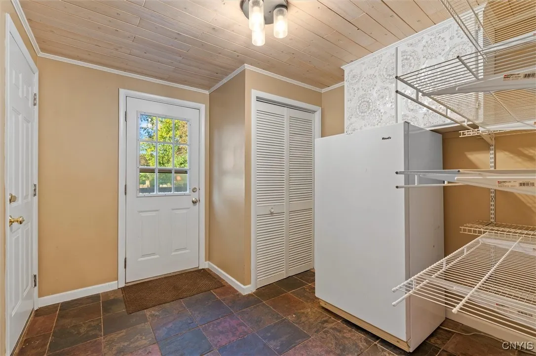 Multifuntional space with access to garage and side yard
