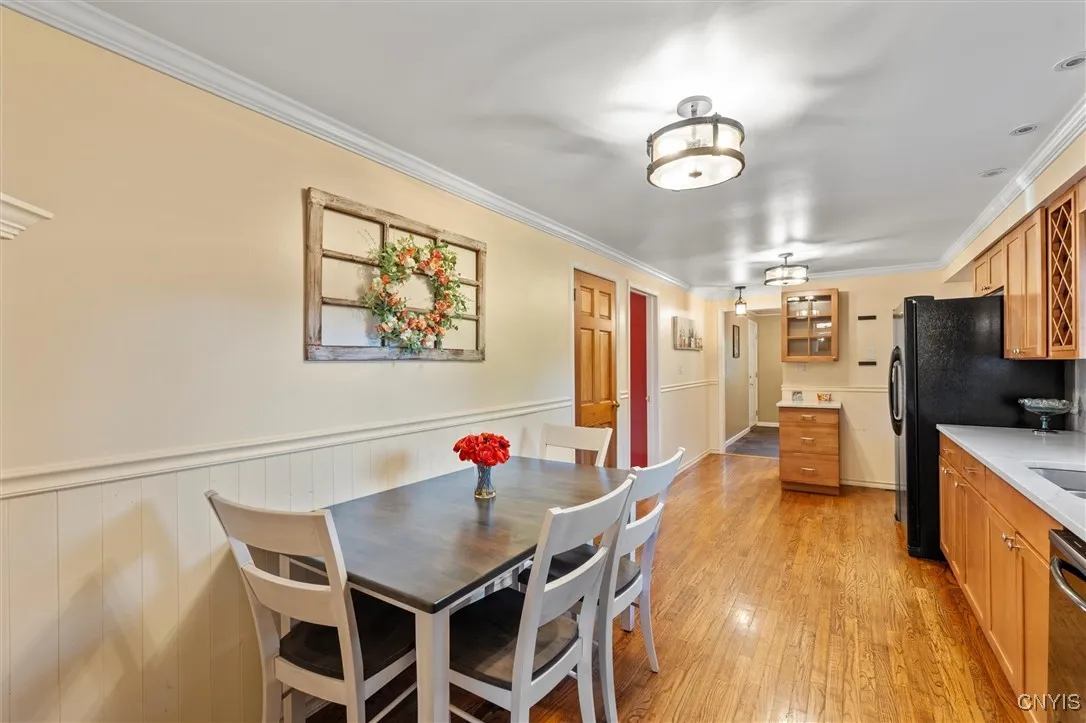 Eat-in kitchen