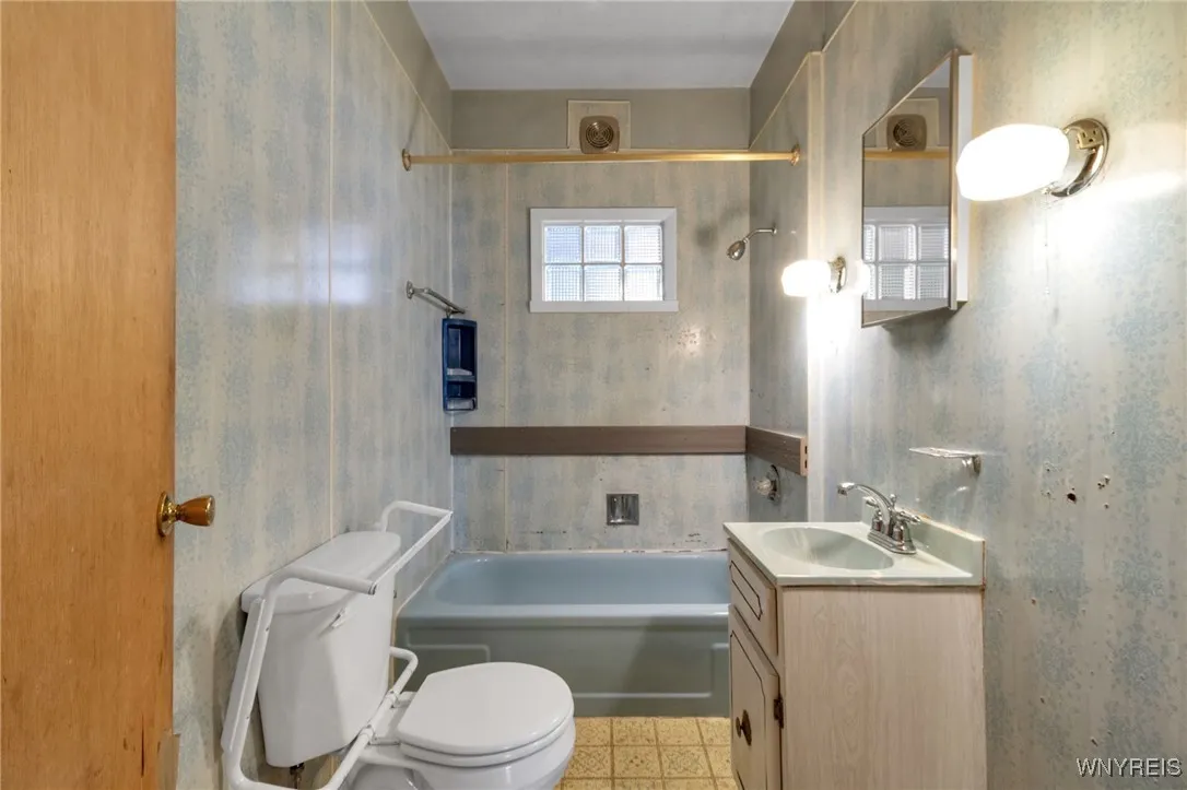 6436 Webster Road, Orchard Park, New York 14127, Orchard Park, New York 14127, 5 Bedrooms Bedrooms, 11 Rooms Rooms,1 BathroomBathrooms,Residential,For Sale,6436 Webster Road, Orchard Park, New York 14127,0,B1643903