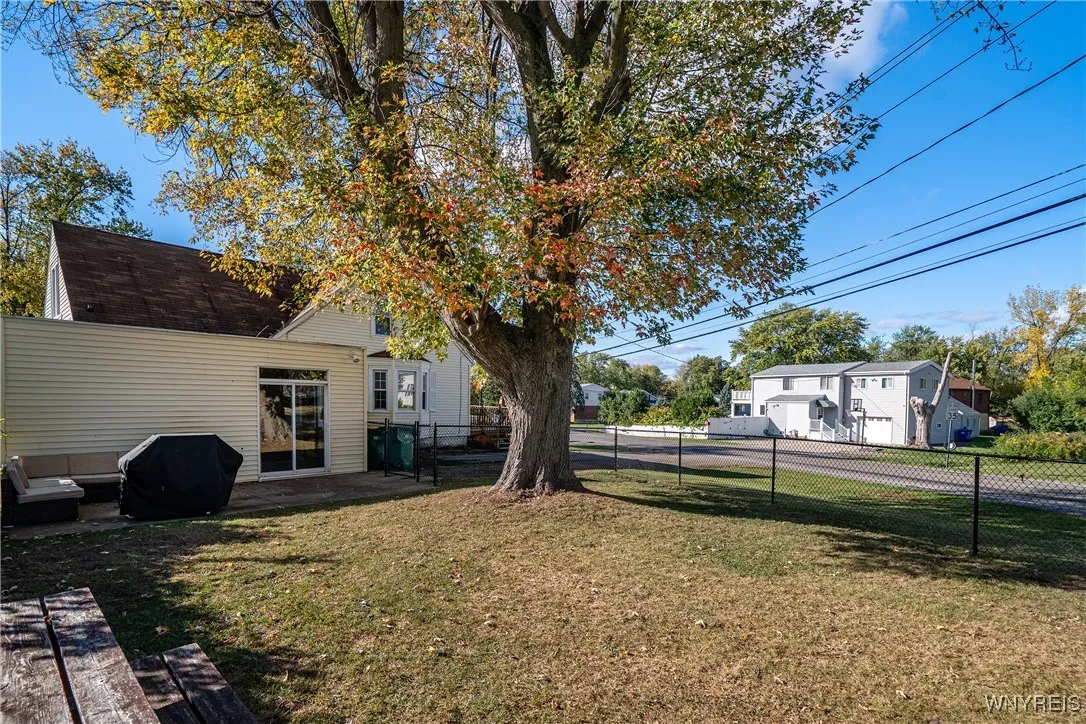 4096 Bayview Road, Hamburg, New York 14219, Hamburg, New York 14219, 3 Bedrooms Bedrooms, 7 Rooms Rooms,1 BathroomBathrooms,Residential,For Sale,4096 Bayview Road, Hamburg, New York 14219,0,B1643876