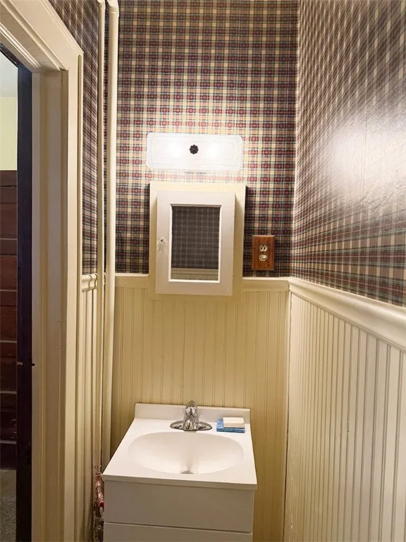 99 Schneider Avenue, Middletown, New York 12430, Middletown, New York 12430, 3 Bedrooms Bedrooms, 9 Rooms Rooms,1 BathroomBathrooms,Residential,For Sale,99 Schneider Avenue, Middletown, New York 12430,0,R1643818