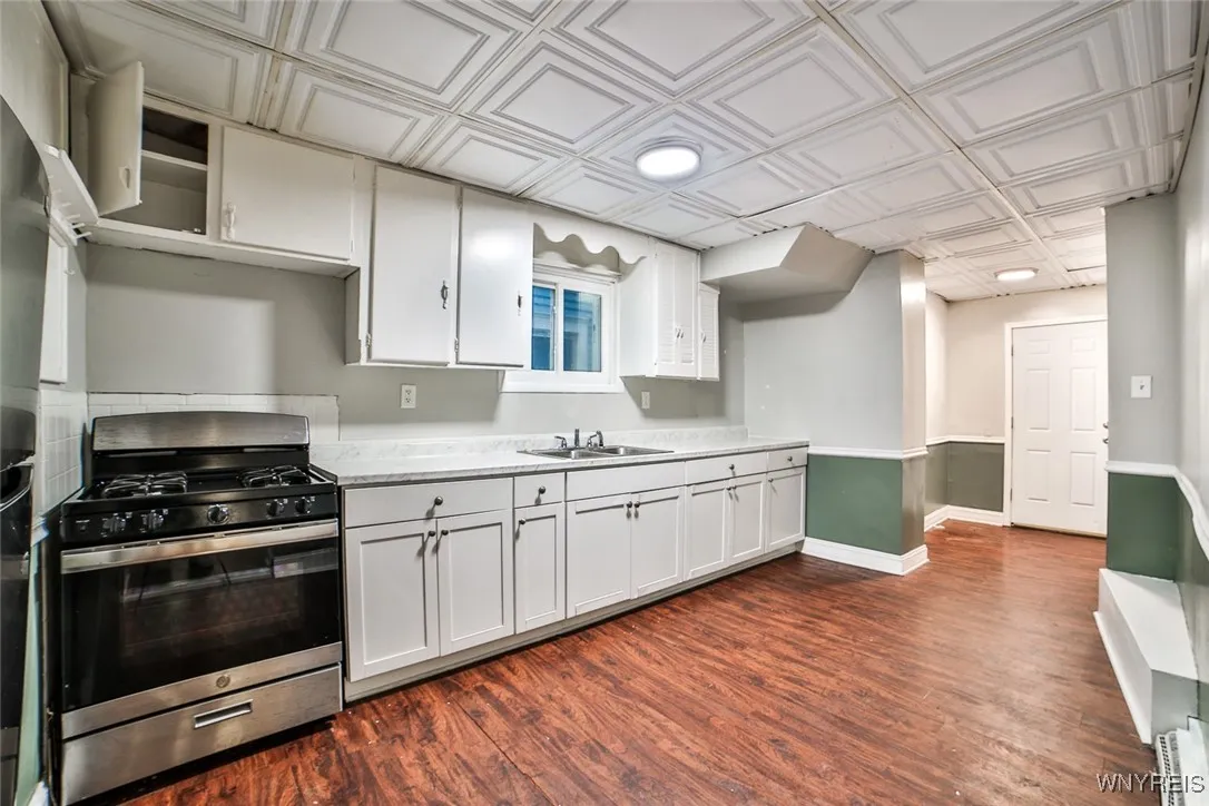Lower kitchen appliances included