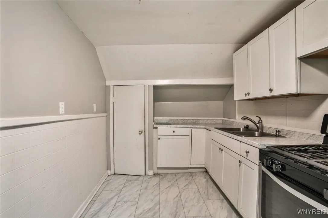 Upper kitchen appliances included