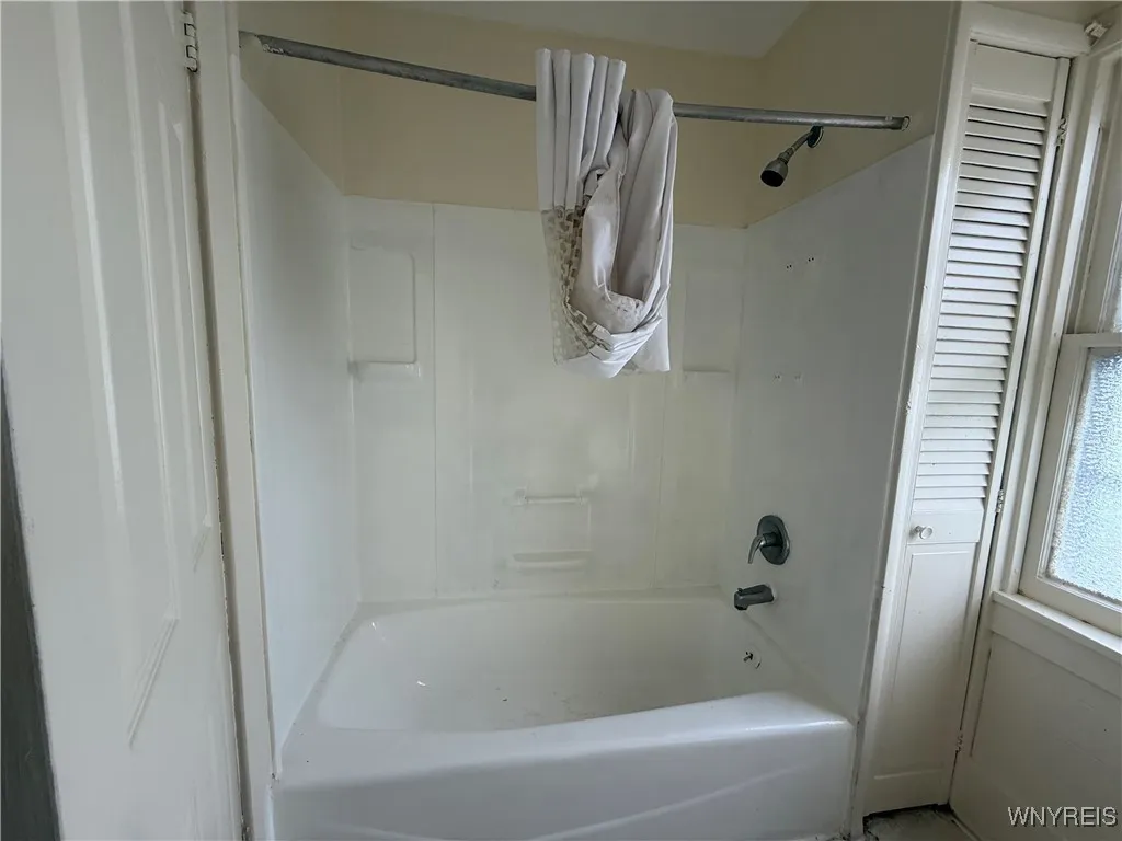 549 Lisbon Avenue, Buffalo, New York 14215, Buffalo, New York 14215, 3 Bedrooms Bedrooms, 6 Rooms Rooms,1 BathroomBathrooms,Residential Lease,For Rent,549 Lisbon Avenue, Buffalo, New York 14215,0,B1641116