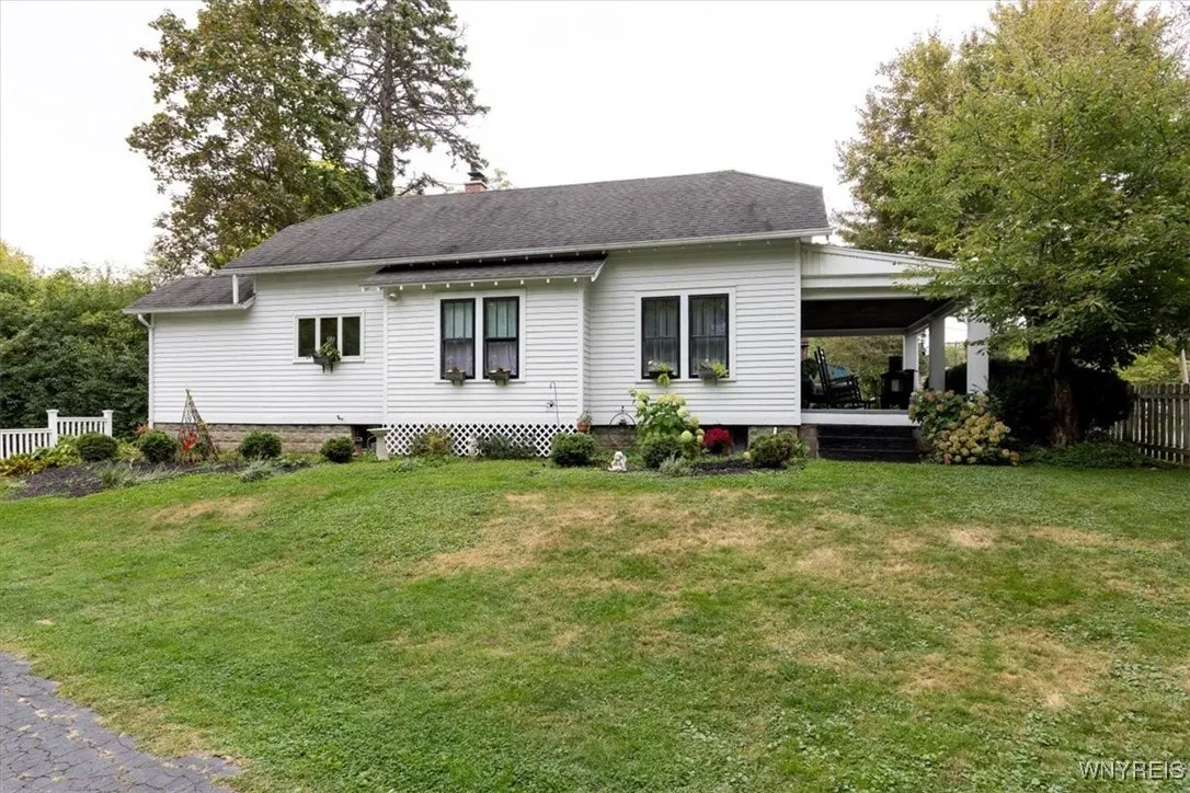 5665 East Lane, Hamburg, New York 14085, Hamburg, New York 14085, 3 Bedrooms Bedrooms, 6 Rooms Rooms,2 BathroomsBathrooms,Residential,For Sale,5665 East Lane, Hamburg, New York 14085,0,B1644256