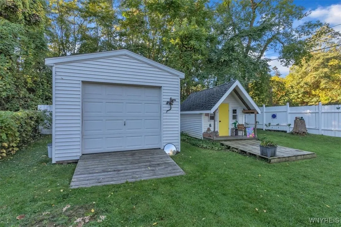 901 Onondaga Street, Lewiston, New York 14092, Lewiston, New York 14092, 4 Bedrooms Bedrooms, 10 Rooms Rooms,2 BathroomsBathrooms,Residential,For Sale,901 Onondaga Street, Lewiston, New York 14092,0,B1644160