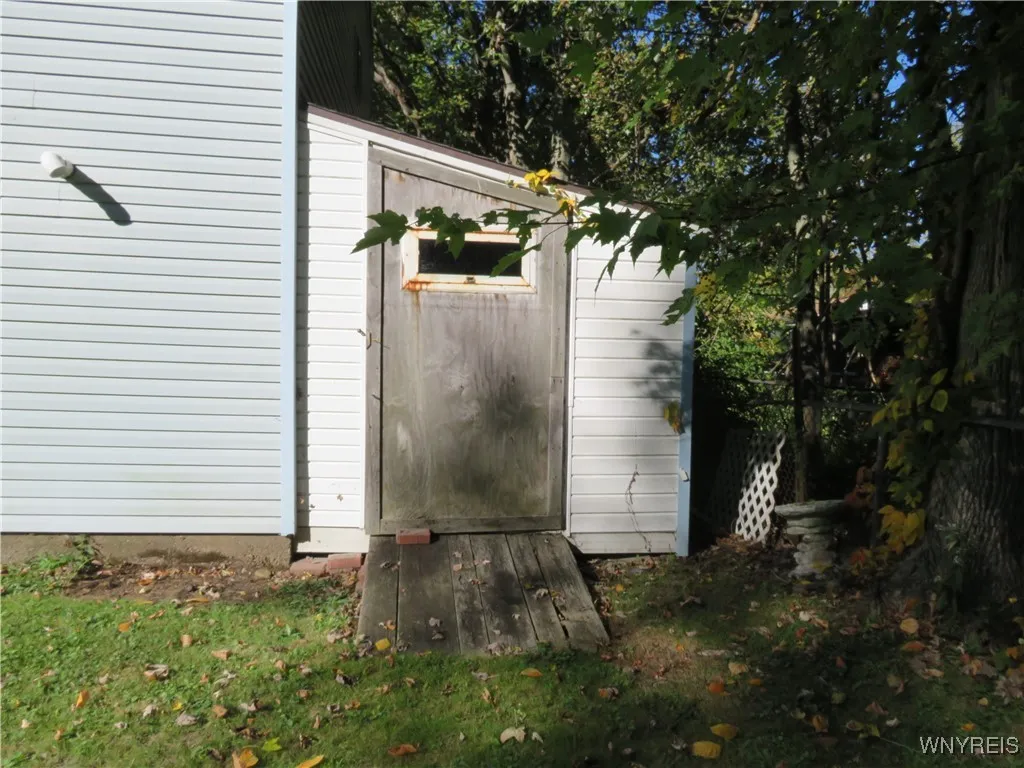 Built-on Storage Shed behind Garage