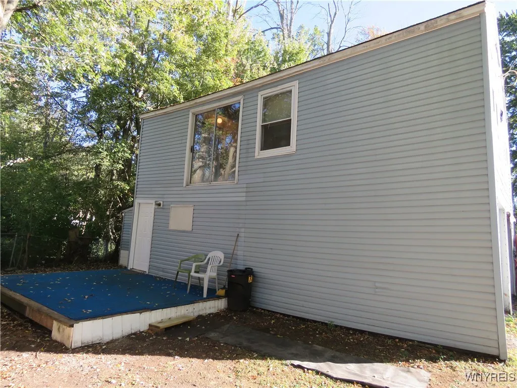 Left Side View of Garage