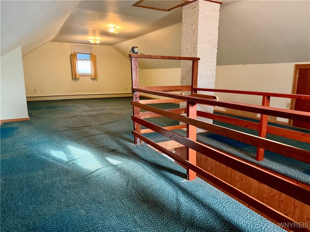 upstairs bedroom/ bonus room (no closet)