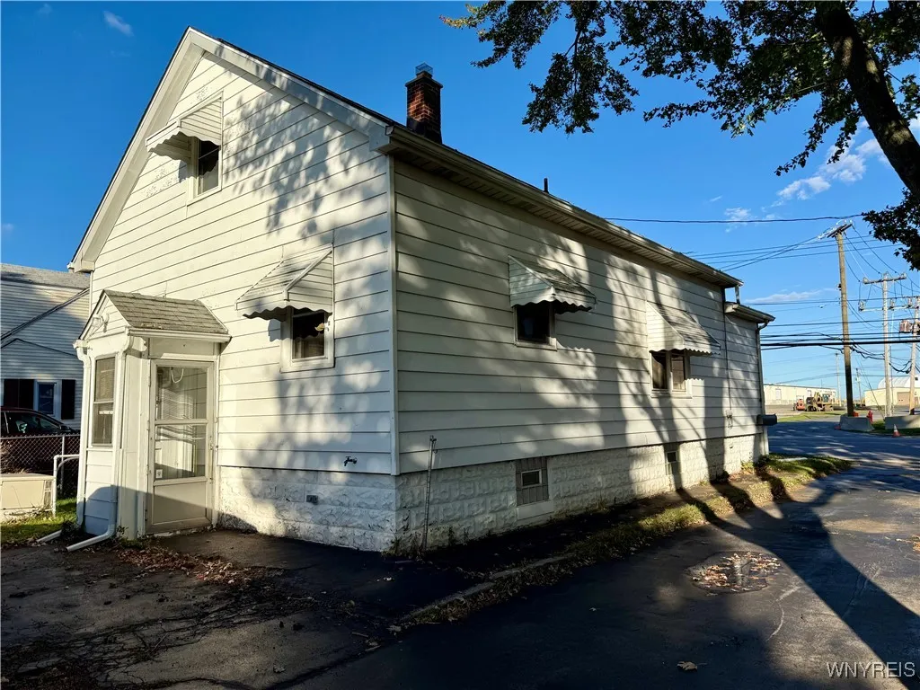 Side of house with turn around