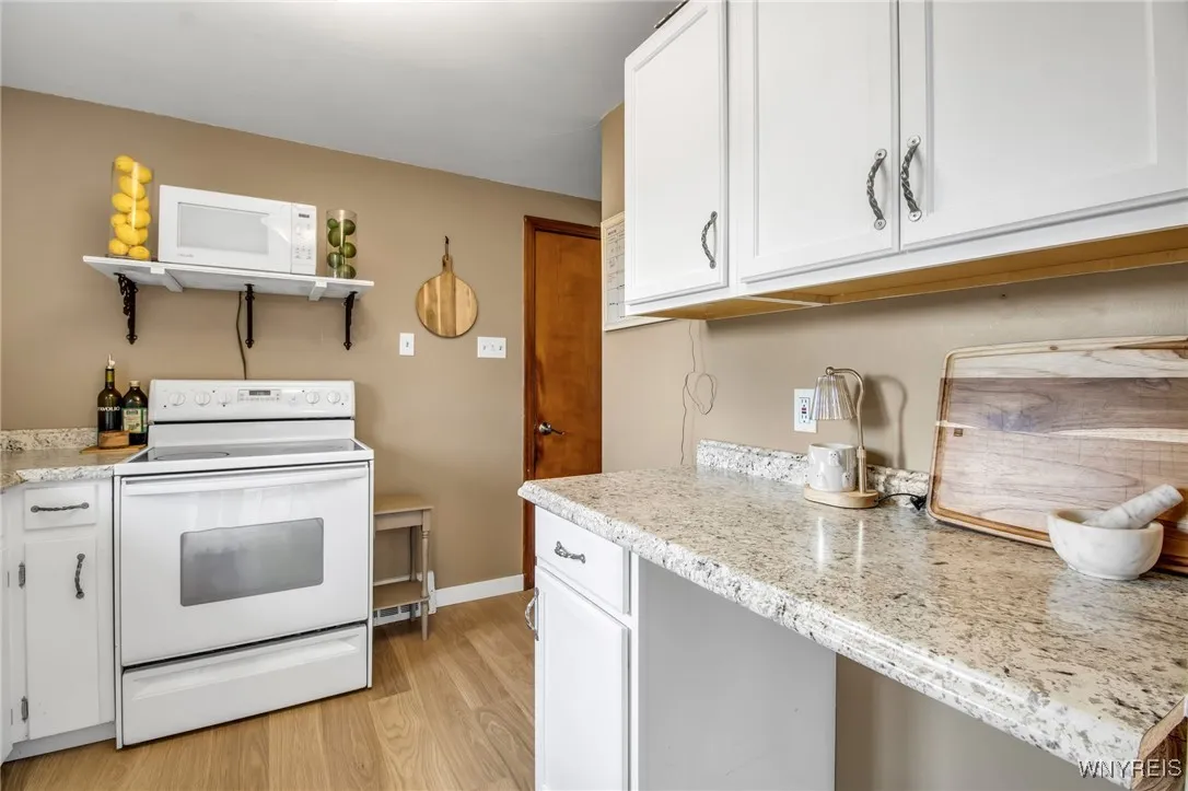 6 Towerwood Road, Grand Island, New York 14072, Grand Island, New York 14072, 2 Bedrooms Bedrooms, 5 Rooms Rooms,1 BathroomBathrooms,Residential,For Sale,6 Towerwood Road, Grand Island, New York 14072,0,B1644363