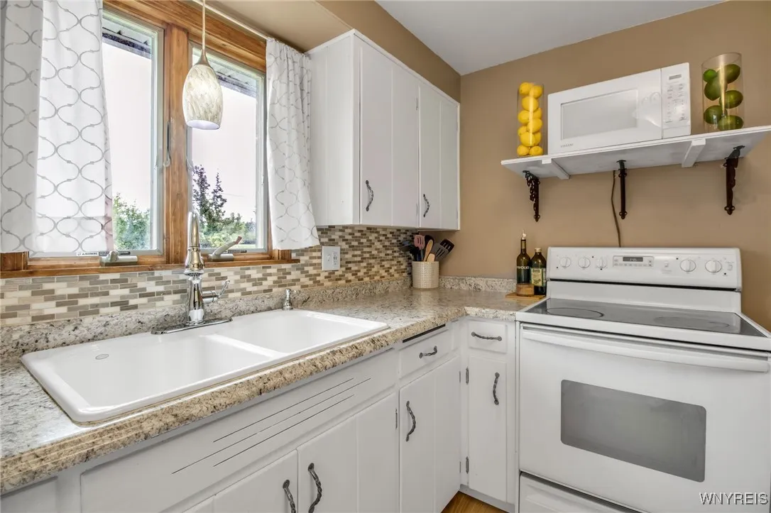 6 Towerwood Road, Grand Island, New York 14072, Grand Island, New York 14072, 2 Bedrooms Bedrooms, 5 Rooms Rooms,1 BathroomBathrooms,Residential,For Sale,6 Towerwood Road, Grand Island, New York 14072,0,B1644363