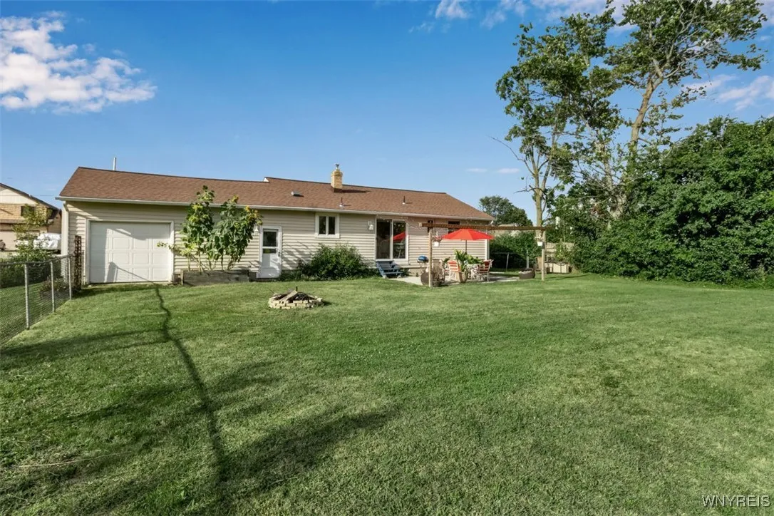 6 Towerwood Road, Grand Island, New York 14072, Grand Island, New York 14072, 2 Bedrooms Bedrooms, 5 Rooms Rooms,1 BathroomBathrooms,Residential,For Sale,6 Towerwood Road, Grand Island, New York 14072,0,B1644363