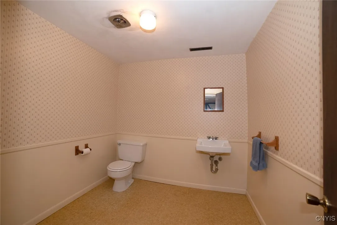 127 Hillside Way, Camillus, New York 13031, Camillus, New York 13031, 5 Bedrooms Bedrooms, 11 Rooms Rooms,2 BathroomsBathrooms,Residential,For Sale,127 Hillside Way, Camillus, New York 13031,0,S1644357