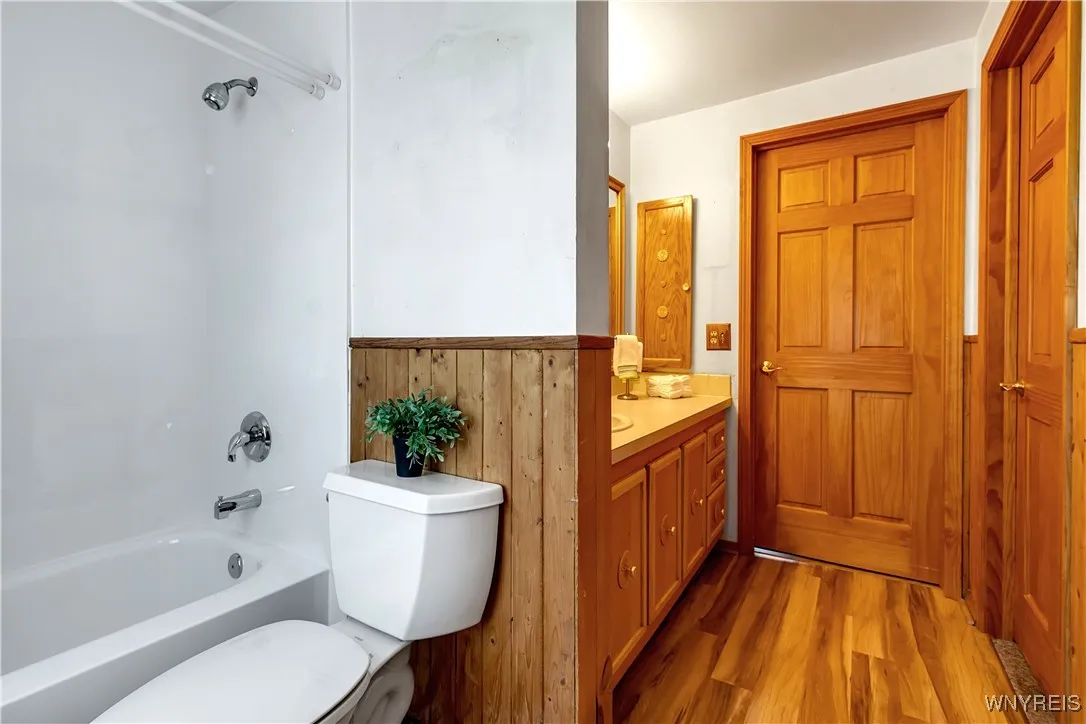 2nd flr full bath with bathtub, commode, vanity