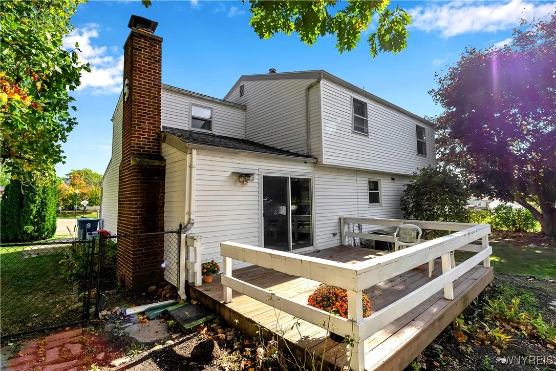 Low maint vinyl siding, masonary fireplace + 16x12 backyard deck