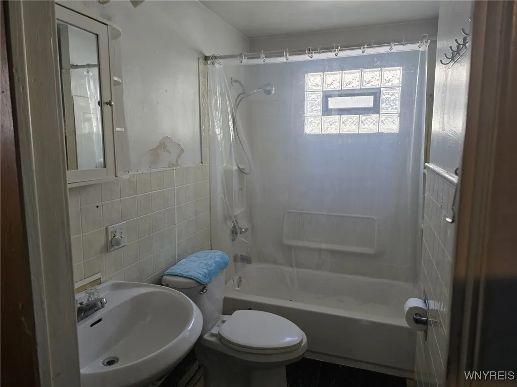 131 61st Street, Niagara Falls, New York 14304, Niagara Falls, New York 14304, 2 Bedrooms Bedrooms, 5 Rooms Rooms,2 BathroomsBathrooms,Residential,For Sale,131 61st Street, Niagara Falls, New York 14304,0,B1644507