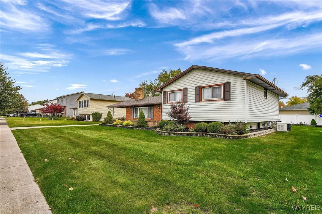 11 Bradwood Road, West Seneca, New York 14224, West Seneca, New York 14224, 3 Bedrooms Bedrooms, 8 Rooms Rooms,1 BathroomBathrooms,Residential,For Sale,11 Bradwood Road, West Seneca, New York 14224,0,B1644236