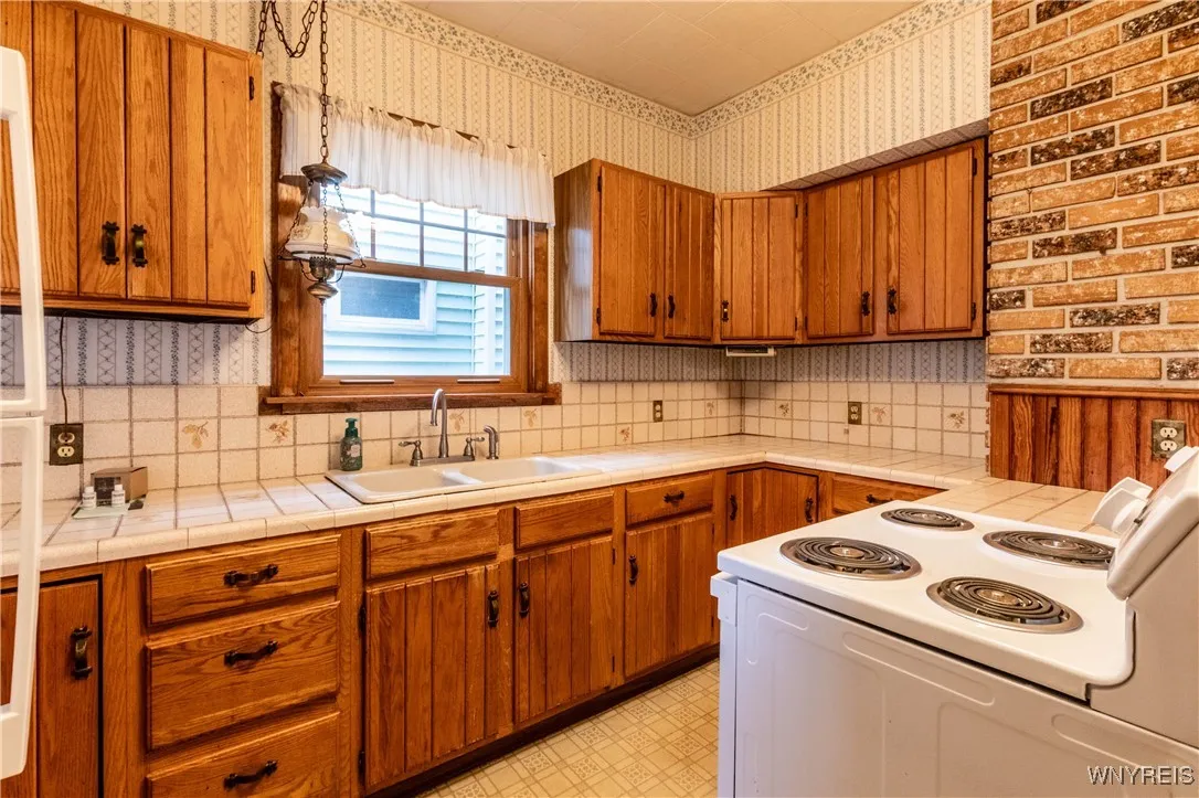 301 Woodward Avenue, Buffalo, New York 14214, Buffalo, New York 14214, 3 Bedrooms Bedrooms, 7 Rooms Rooms,1 BathroomBathrooms,Residential,For Sale,301 Woodward Avenue, Buffalo, New York 14214,0,B1644365