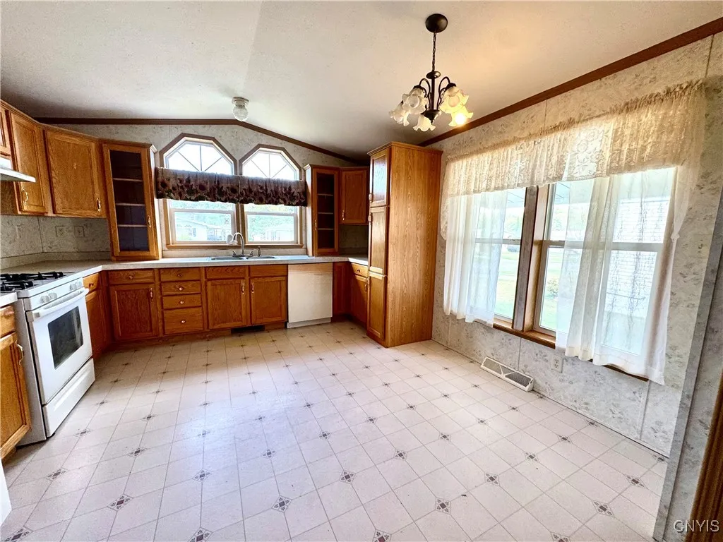 612 Barbara Avenue, New Hartford, New York 13323, New Hartford, New York 13323, 2 Bedrooms Bedrooms, 5 Rooms Rooms,2 BathroomsBathrooms,Residential,Closed,612 Barbara Avenue, New Hartford, New York 13323,0,S1644722