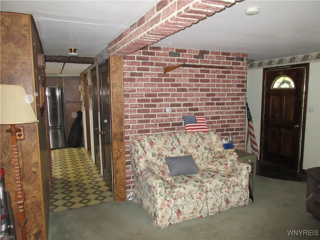 Hallway to bath and kitchen
