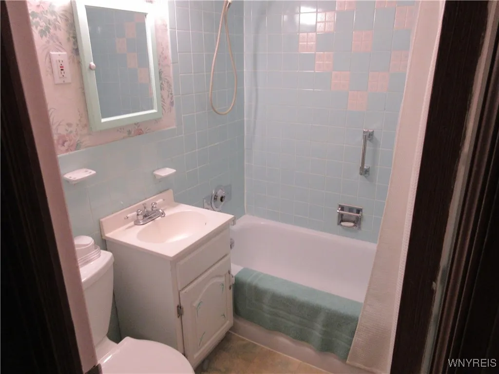 1st Floor Bath