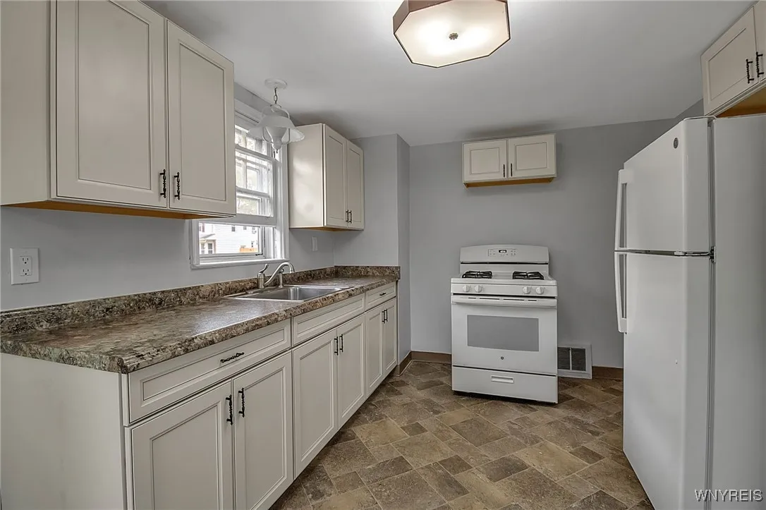 89 Byron Avenue, Tonawanda, New York 14223, Tonawanda, New York 14223, 3 Bedrooms Bedrooms, 7 Rooms Rooms,1 BathroomBathrooms,Residential,For Sale,89 Byron Avenue, Tonawanda, New York 14223,0,B1641333