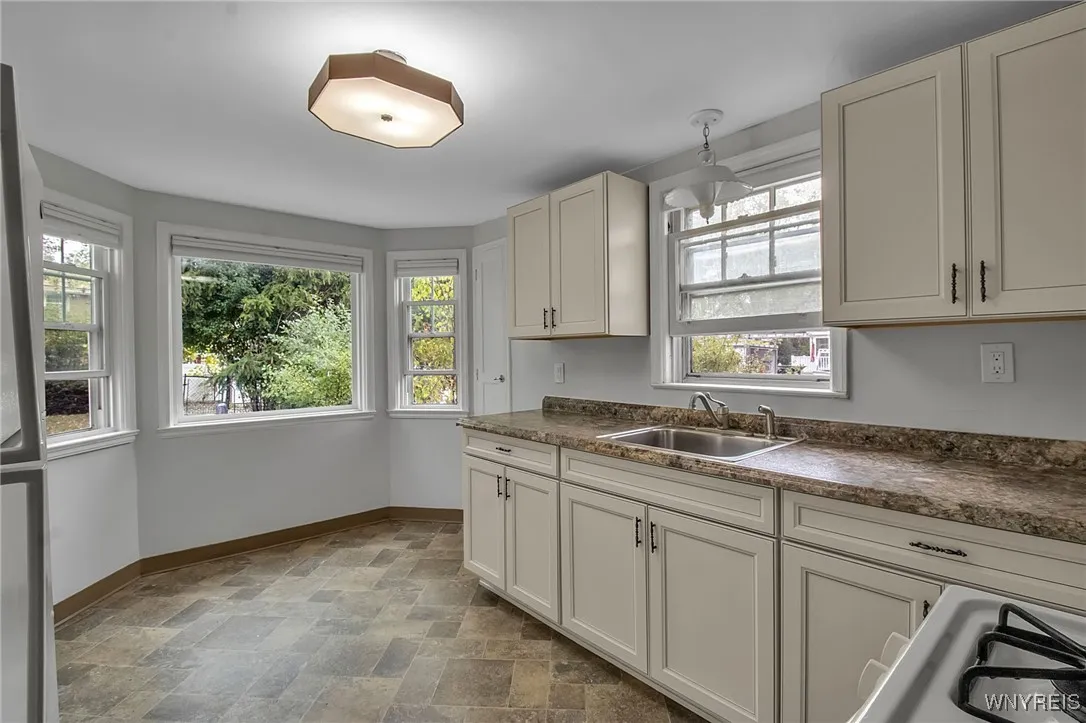 eat-in kitchen