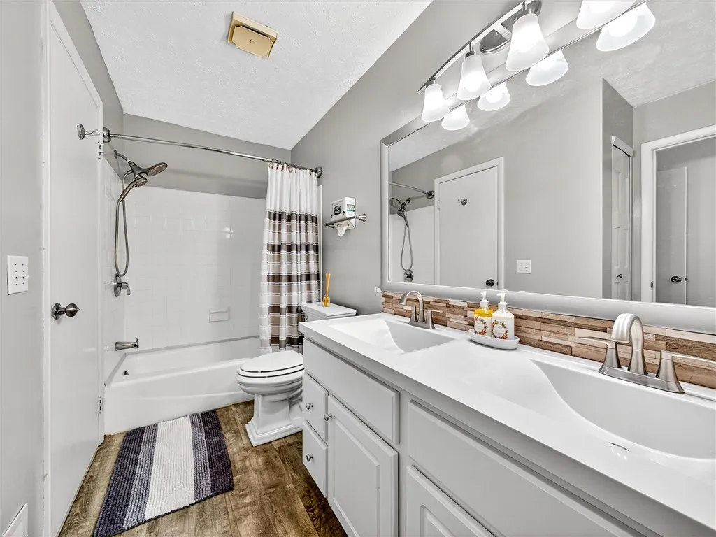 478 Eastbrooke Lane, Brighton, New York 14618, Brighton, New York 14618, 2 Bedrooms Bedrooms, 4 Rooms Rooms,1 BathroomBathrooms,Residential,For Sale,478 Eastbrooke Lane, Brighton, New York 14618,0,R1644404