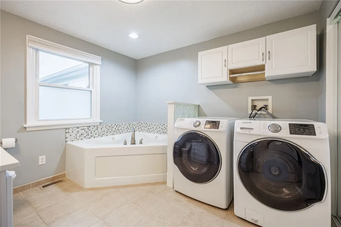 99 Larkins Crossing, Greece, New York 14612, Greece, New York 14612, 2 Bedrooms Bedrooms, 7 Rooms Rooms,2 BathroomsBathrooms,Residential,For Sale,99 Larkins Crossing, Greece, New York 14612,0,R1644573