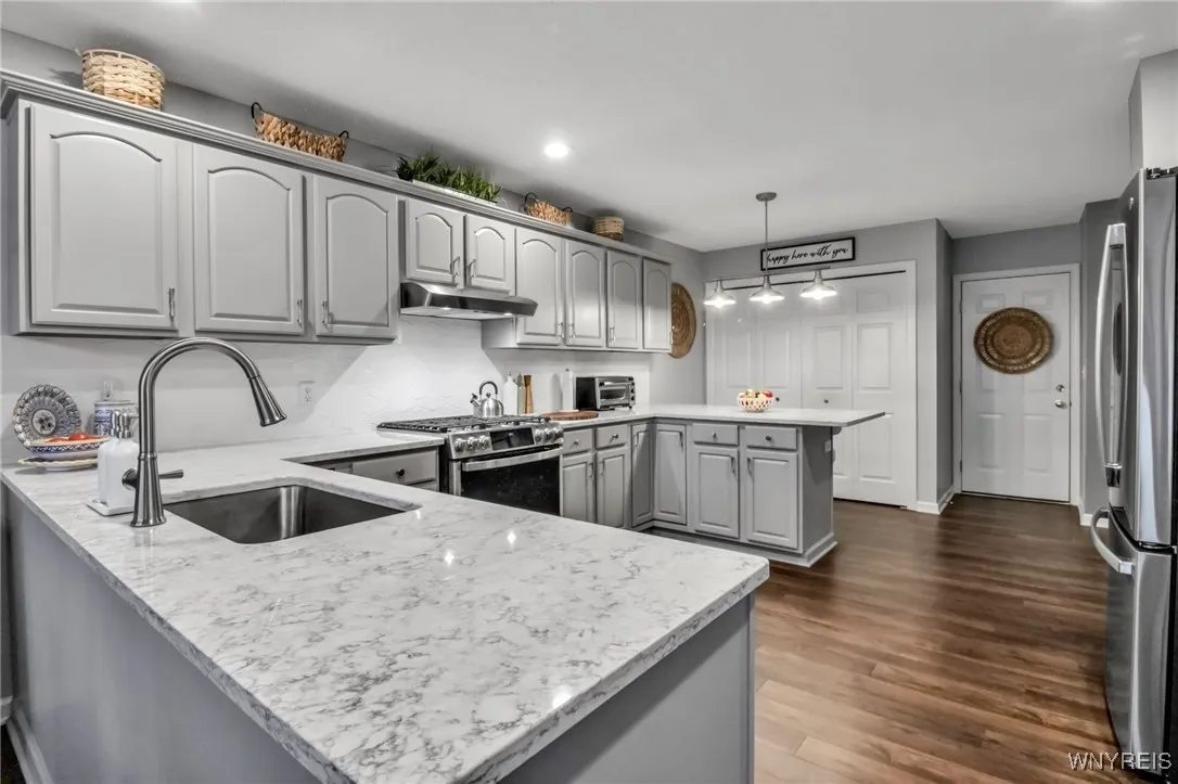 Updated kitchen w/quartz