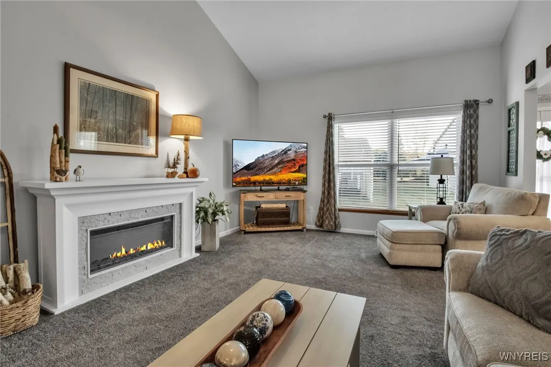 Great room w/vaulted ceiling