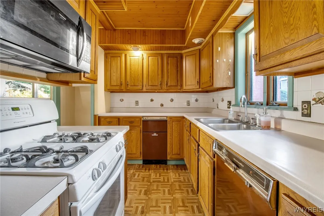 264 Highland Avenue, Buffalo, New York 14222, Buffalo, New York 14222, 4 Bedrooms Bedrooms, 10 Rooms Rooms,1 BathroomBathrooms,Residential,For Sale,264 Highland Avenue, Buffalo, New York 14222,0,B1644448
