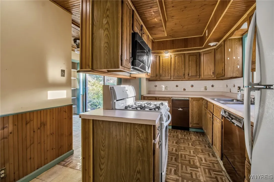 264 Highland Avenue, Buffalo, New York 14222, Buffalo, New York 14222, 4 Bedrooms Bedrooms, 10 Rooms Rooms,1 BathroomBathrooms,Residential,For Sale,264 Highland Avenue, Buffalo, New York 14222,0,B1644448
