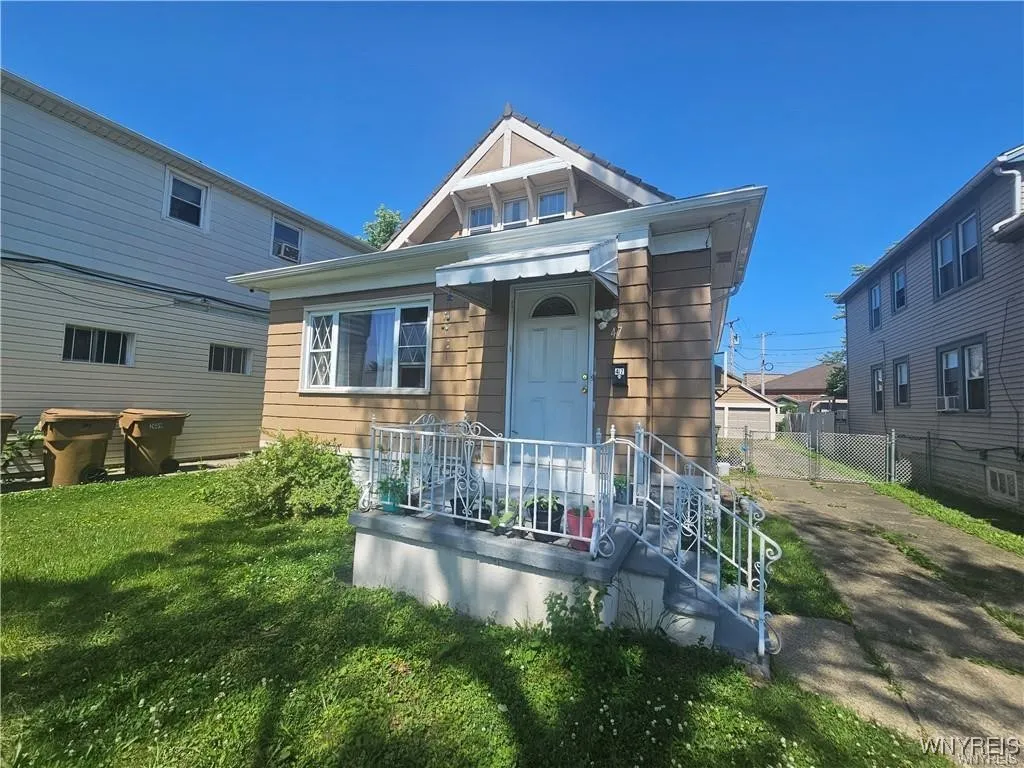 47 Saint James Road, Cheektowaga, New York 14225, Cheektowaga, New York 14225, 4 Bedrooms Bedrooms, 8 Rooms Rooms,1 BathroomBathrooms,Residential Lease,For Rent,47 Saint James Road, Cheektowaga, New York 14225,0,B1645060
