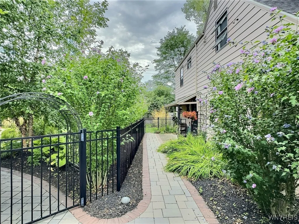 211 Lebrun Rd, Amherst, New York 14226, Amherst, New York 14226, 6 Bedrooms Bedrooms, 5 Rooms Rooms,3 BathroomsBathrooms,Residential,For Sale,211 Lebrun Rd, Amherst, New York 14226,0,B1644883