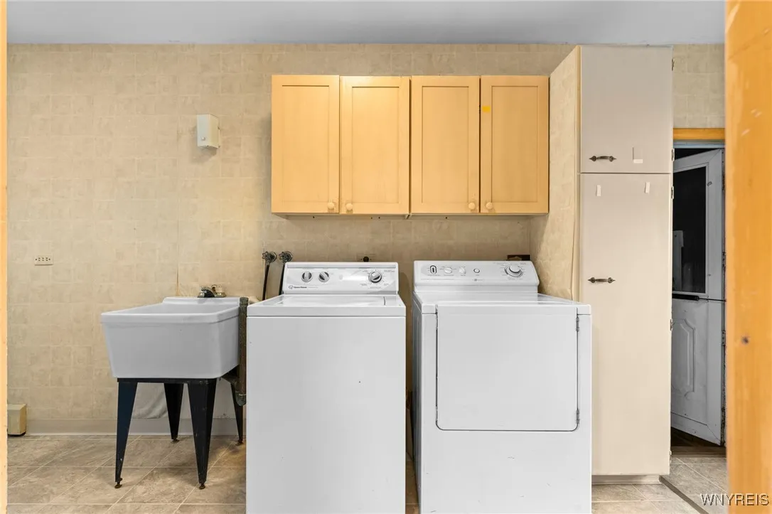 56 Hallam Road, Buffalo, New York 14216, Buffalo, New York 14216, 4 Bedrooms Bedrooms, 10 Rooms Rooms,3 BathroomsBathrooms,Residential,For Sale,56 Hallam Road, Buffalo, New York 14216,0,B1643887