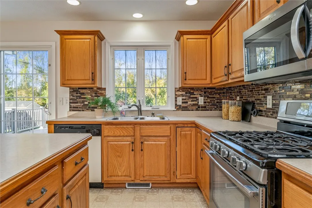 148 Bronze Leaf, Greece, New York 14612, Greece, New York 14612, 4 Bedrooms Bedrooms, 8 Rooms Rooms,2 BathroomsBathrooms,Residential,For Sale,148 Bronze Leaf, Greece, New York 14612,0,R1644979