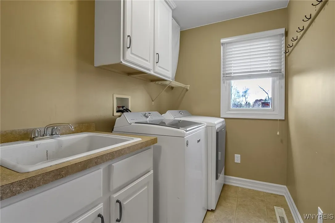 4692 Brentwood Drive, Clarence, New York 14221, Clarence, New York 14221, 4 Bedrooms Bedrooms, 9 Rooms Rooms,2 BathroomsBathrooms,Residential,For Sale,4692 Brentwood Drive, Clarence, New York 14221,0,B1645159