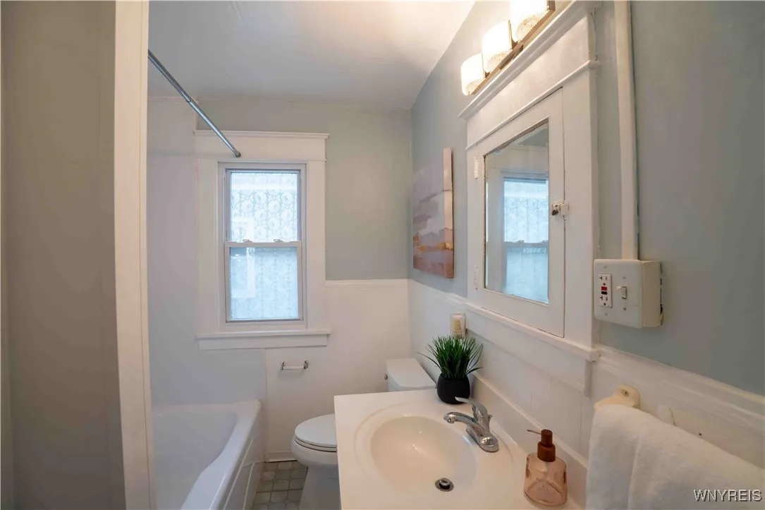 54 Pavonia Street, Buffalo, New York 14207, Buffalo, New York 14207, 4 Bedrooms Bedrooms, ,2 BathroomsBathrooms,Residential,For Sale,54 Pavonia Street, Buffalo, New York 14207,0,B1645075