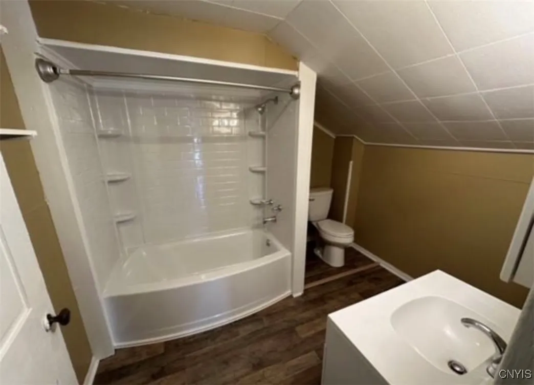 34 East 6th Street 1, Oswego, New York 13126, Oswego, New York 13126, 2 Bedrooms Bedrooms, 5 Rooms Rooms,1 BathroomBathrooms,Residential Lease,Closed,34 East 6th Street 1, Oswego, New York 13126,0,S1645245