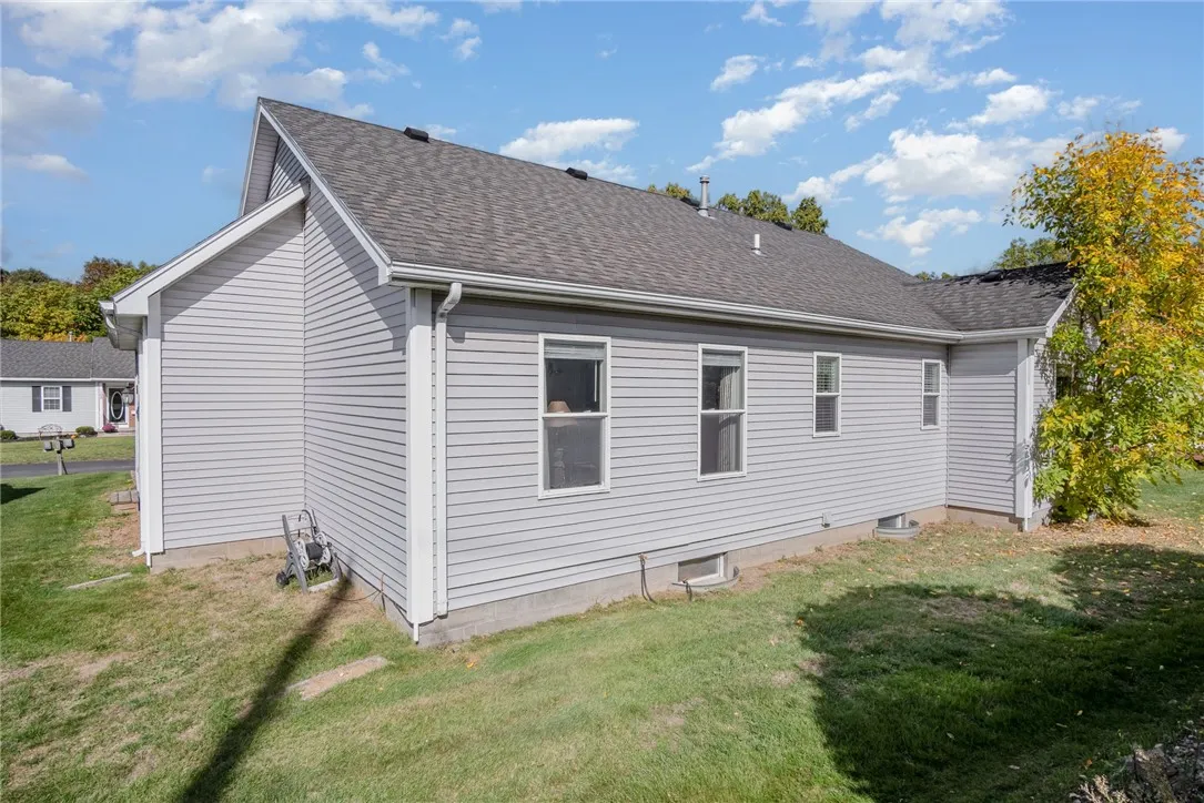 25 Brownstone Lane, Greece, New York 14615, Greece, New York 14615, 2 Bedrooms Bedrooms, 6 Rooms Rooms,2 BathroomsBathrooms,Residential,For Sale,25 Brownstone Lane, Greece, New York 14615,0,R1645072