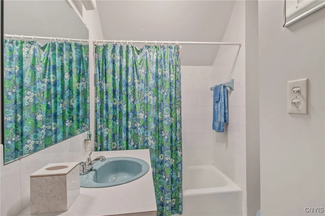 Second level full bathroom