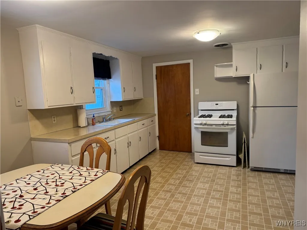 71 Moore Avenue, Tonawanda, New York 14223, Tonawanda, New York 14223, 3 Bedrooms Bedrooms, 6 Rooms Rooms,1 BathroomBathrooms,Residential,For Sale,71 Moore Avenue, Tonawanda, New York 14223,0,B1644976