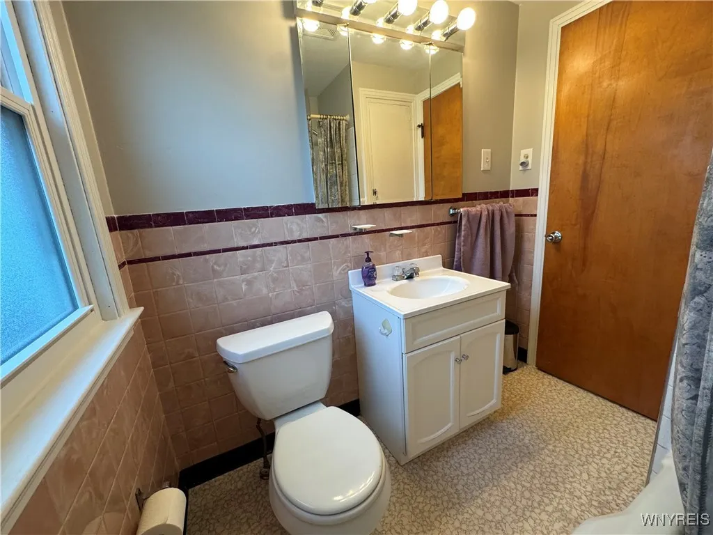 71 Moore Avenue, Tonawanda, New York 14223, Tonawanda, New York 14223, 3 Bedrooms Bedrooms, 6 Rooms Rooms,1 BathroomBathrooms,Residential,For Sale,71 Moore Avenue, Tonawanda, New York 14223,0,B1644976