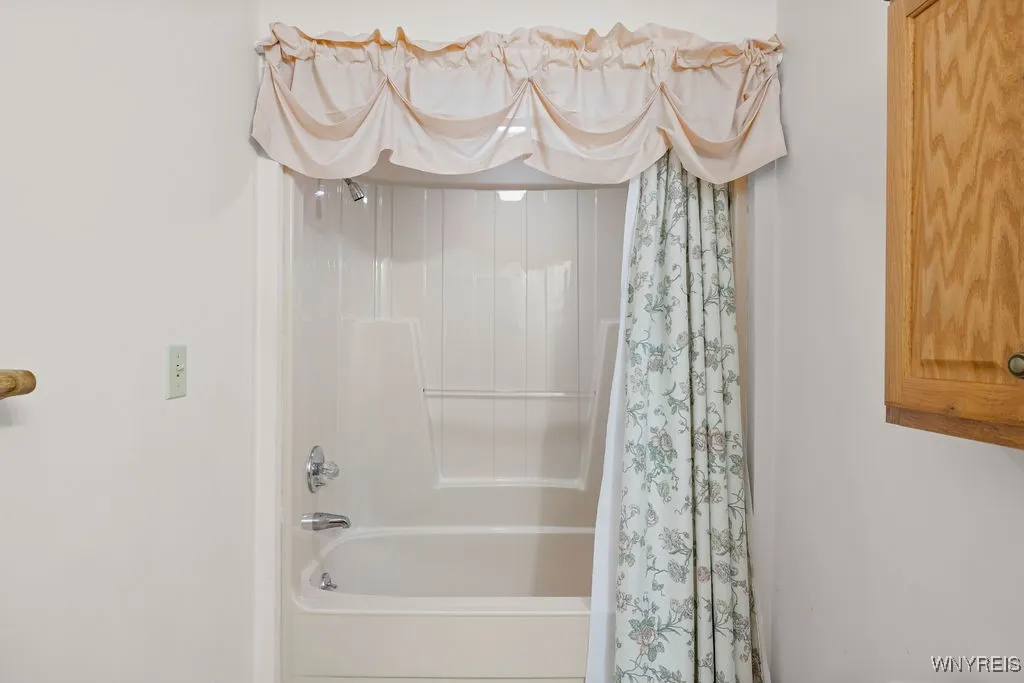 3210 Woodland Avenue, Niagara, New York 14304, Niagara, New York 14304, 3 Bedrooms Bedrooms, 8 Rooms Rooms,2 BathroomsBathrooms,Residential,For Sale,3210 Woodland Avenue, Niagara, New York 14304,0,B1645068