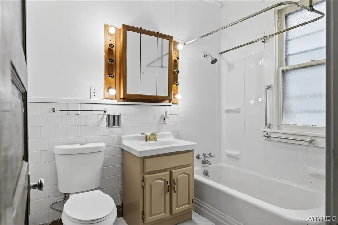 22 Schreck Avenue, Buffalo, New York 14215, Buffalo, New York 14215, 4 Bedrooms Bedrooms, 6 Rooms Rooms,1 BathroomBathrooms,Residential,For Sale,22 Schreck Avenue, Buffalo, New York 14215,0,B1645349